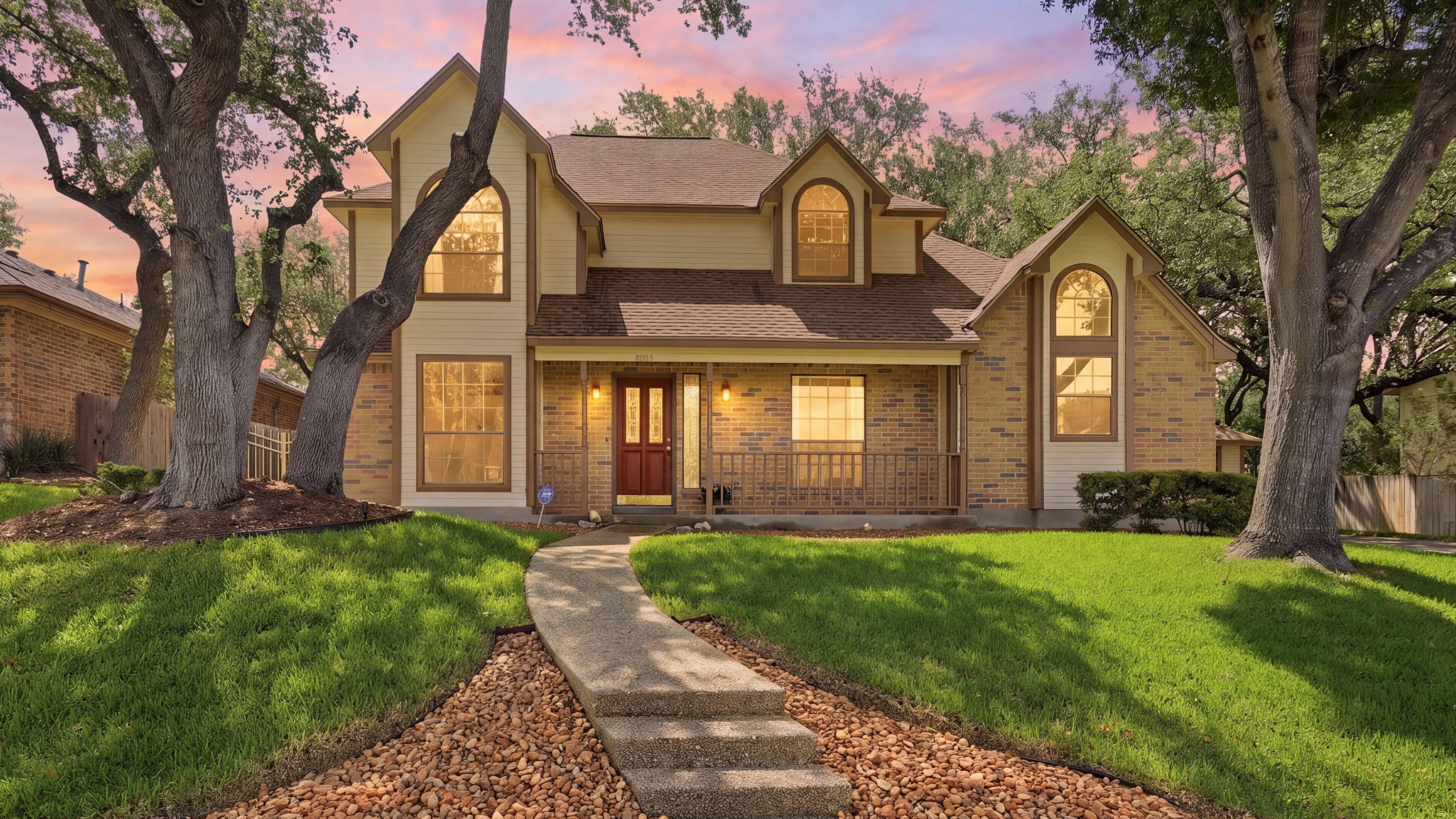  Custom Home with Private Backyard Oasis - 物件實景