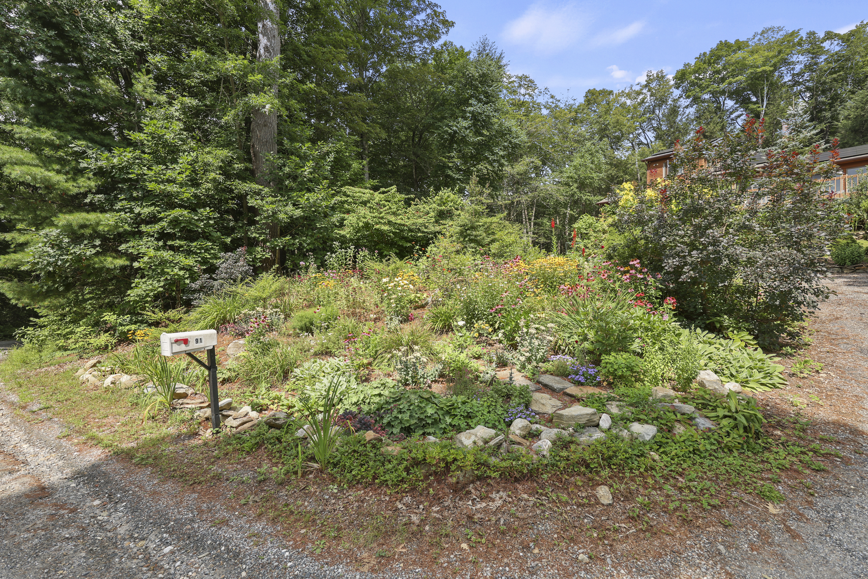  BUCOLIC COUNTRY SANCTUARY WITH MAJESTIC STONE FIREPLACE & DISTANT VIEWS - 物件實景