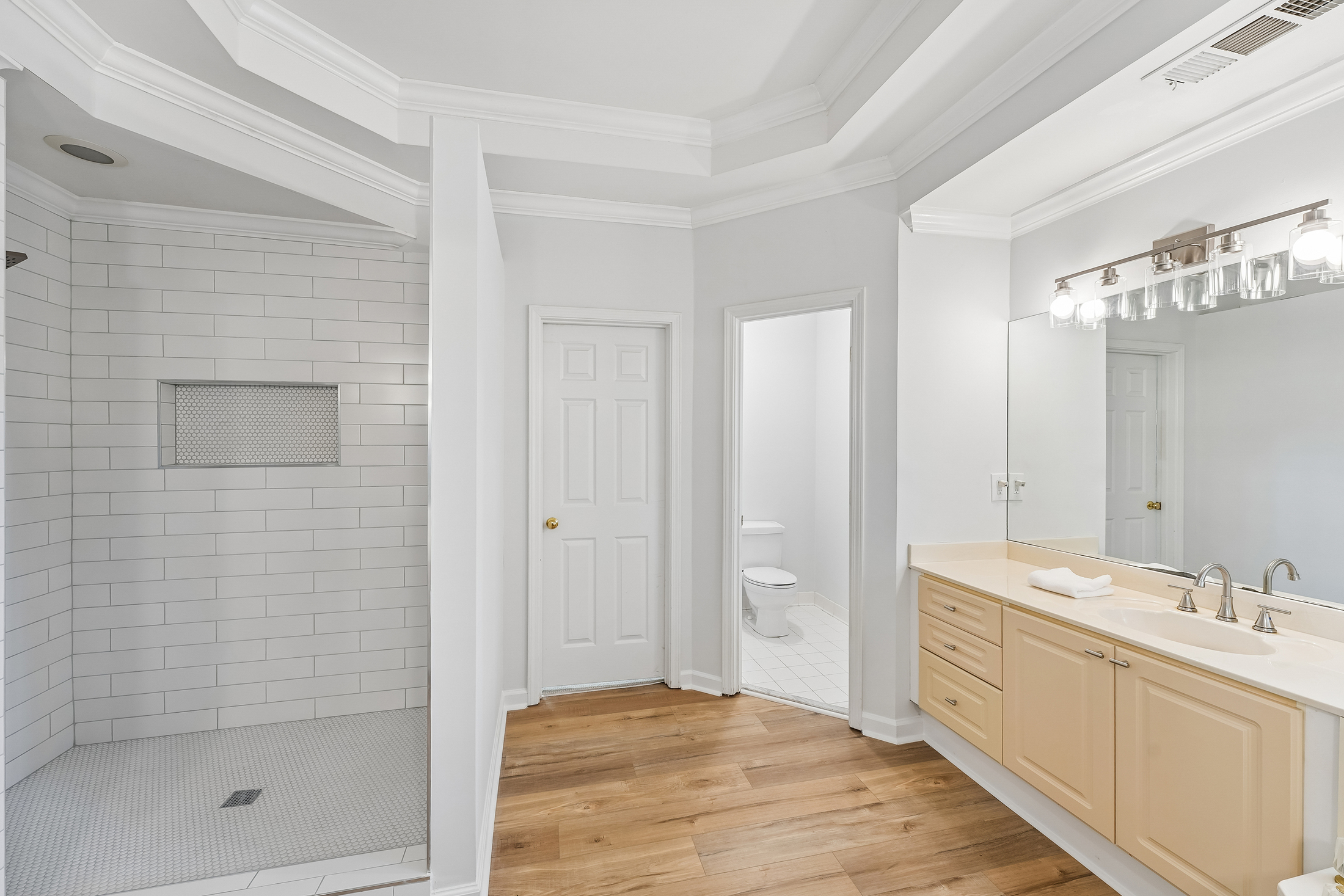  Beautiful, Renovated Daylight Basement Home on Exceptional Lot - 物件實景