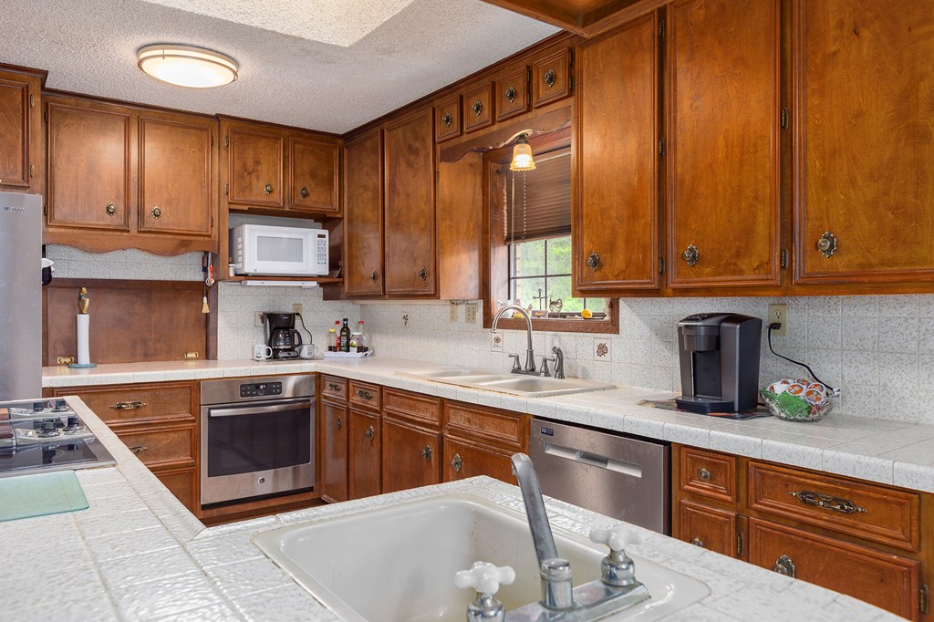 Pineland, Texas, 75968, United States, 4 Bedrooms Bedrooms, ,5 BathroomsBathrooms,Residential,For Sale,1983137