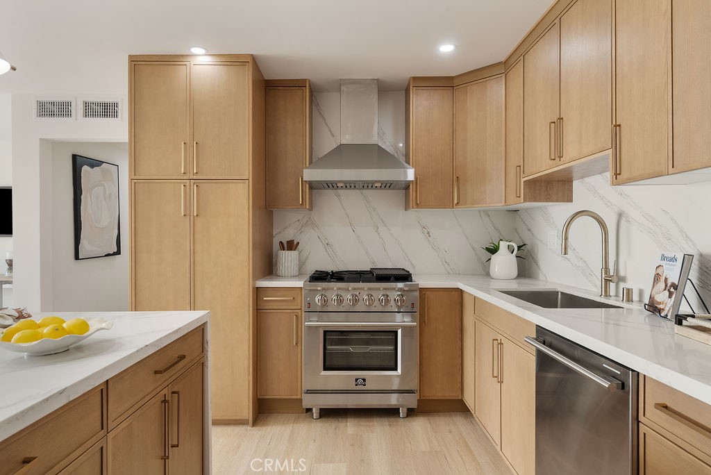 Long Beach, California, 90802, United States, 2 Bedrooms Bedrooms, ,2 BathroomsBathrooms,Residential,For Sale,1994707