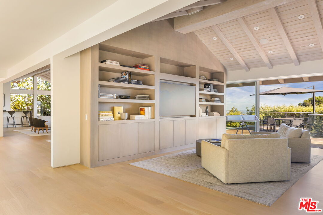 Los Angeles, California, 90049, United States, 5 Bedrooms Bedrooms, ,6 BathroomsBathrooms,Residential,For Sale,1950384