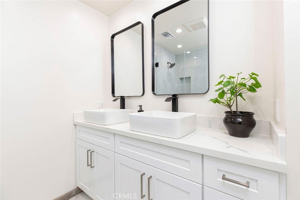 Los Angeles, California, 90027, United States, ,Residential,For Sale,1938959
