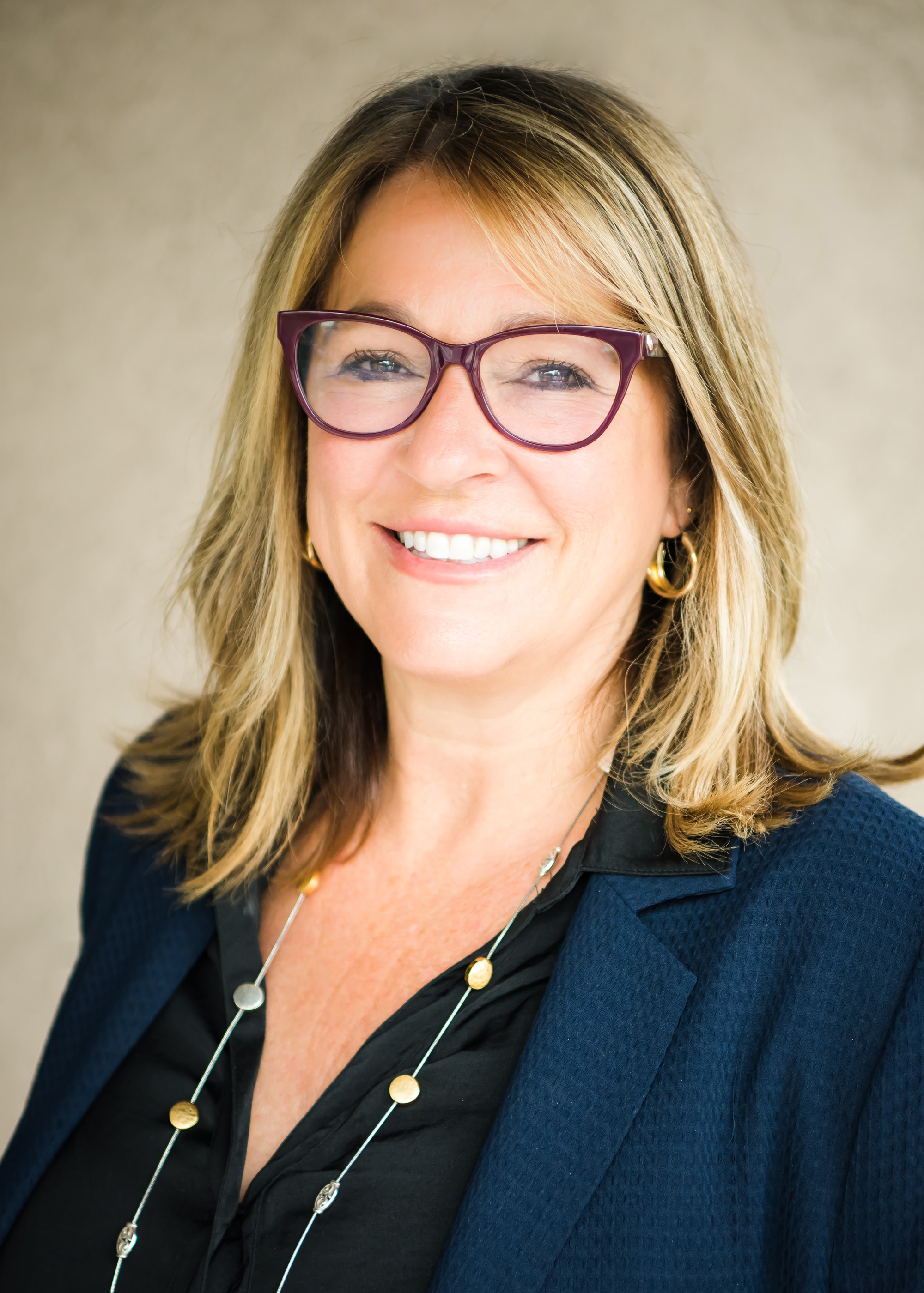 Lisa J Lewis