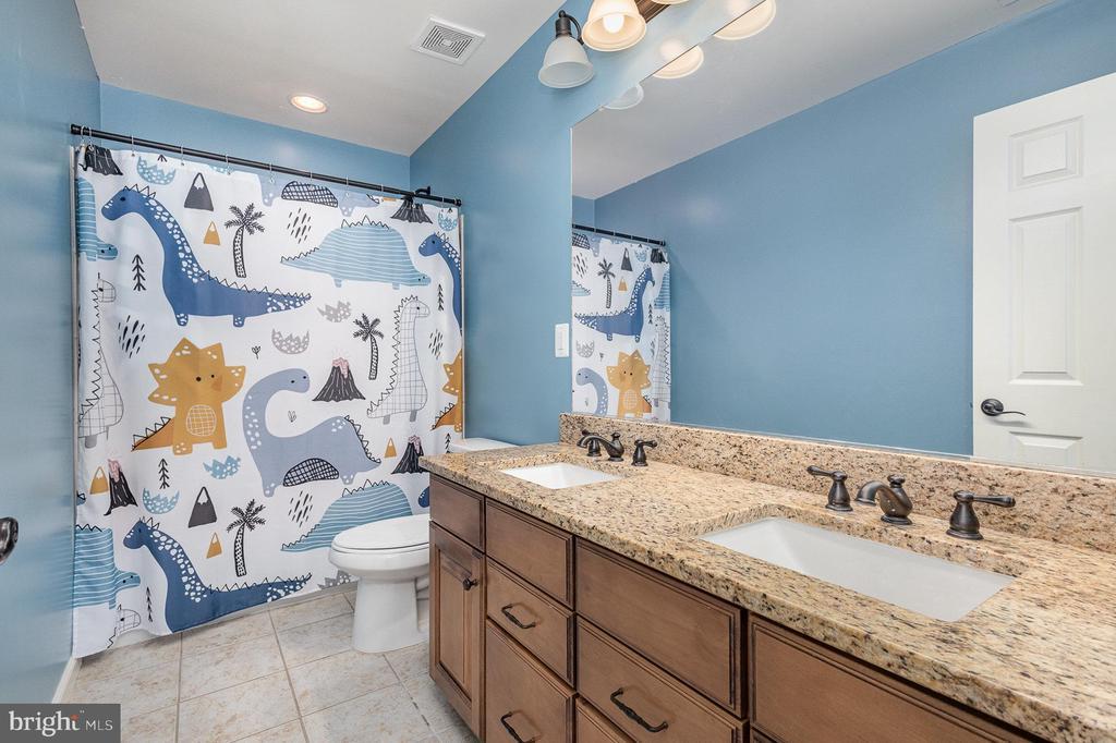 Fredericksburg, Virginia, 22406, United States, 5 Bedrooms Bedrooms, ,4 BathroomsBathrooms,Residential,For Sale,1932908