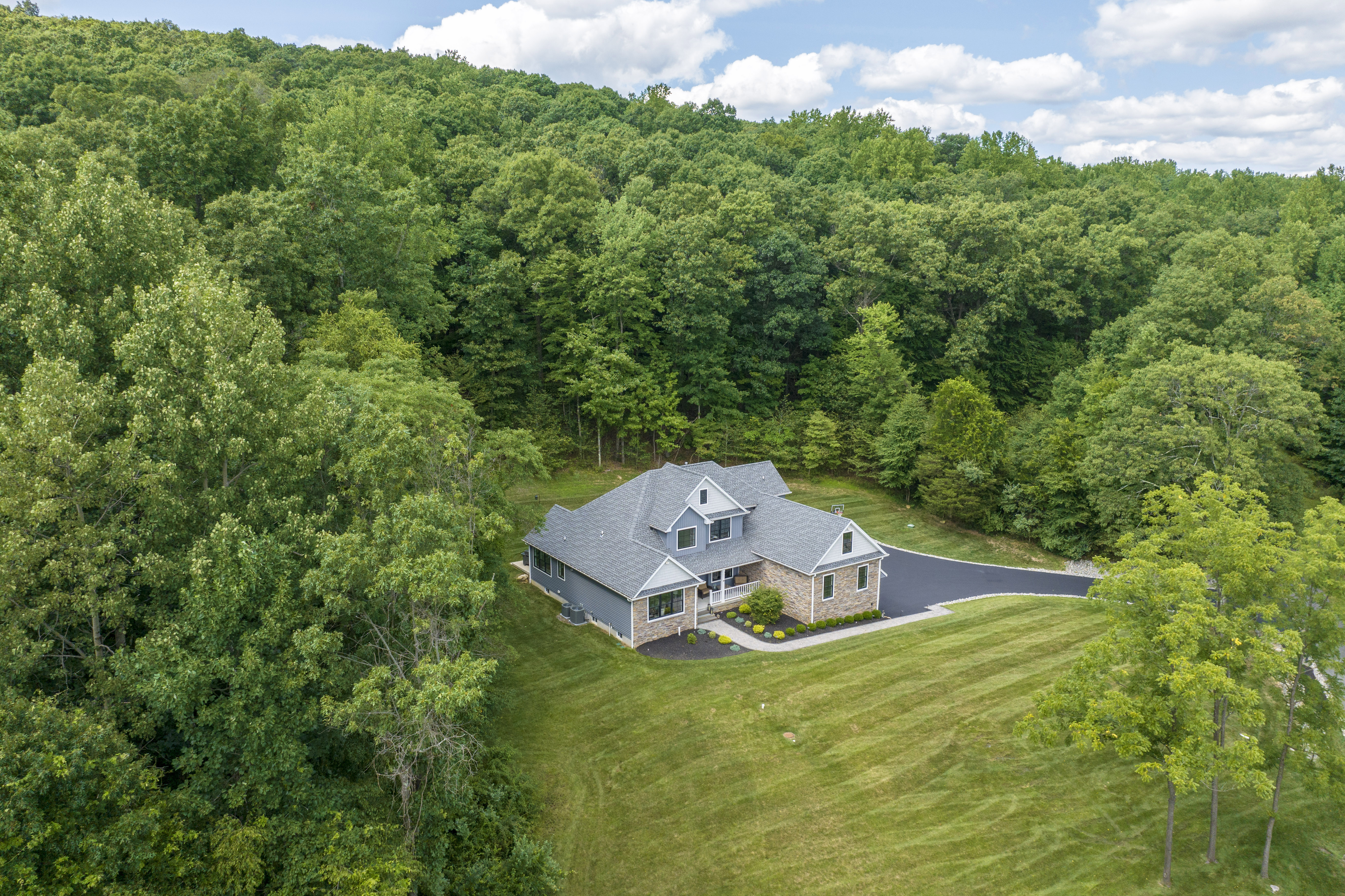  Custom Built Home Blends Classic Elegance with Modern Amenities - 物件實景