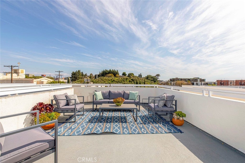 Los Angeles, California, 90027, United States, ,Residential,For Sale,1938959
