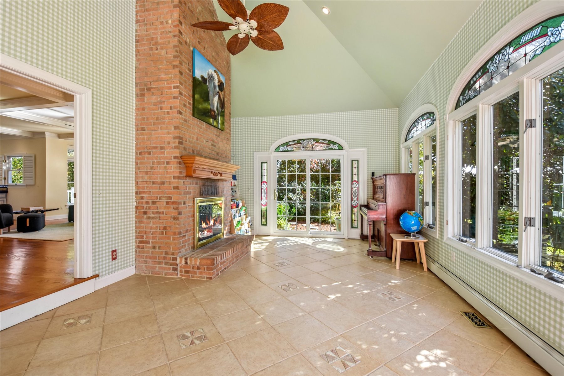  Distinctive Colonial Home Located in Well-Established Neighborhood - 物件實景