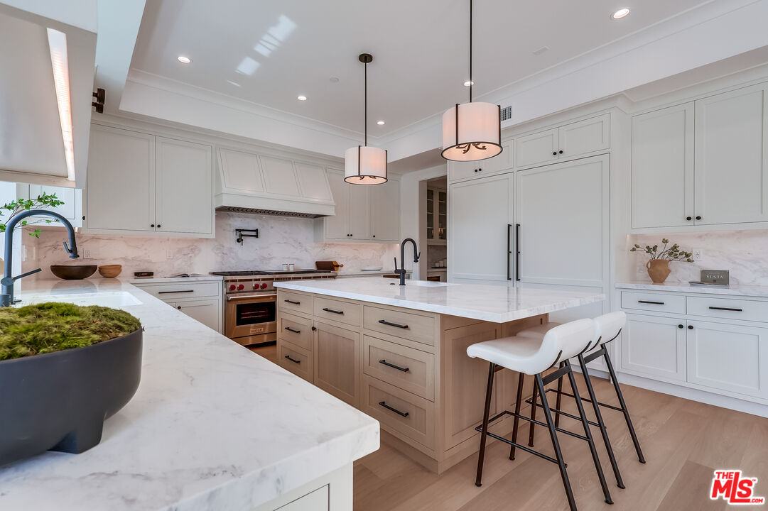 Los Angeles, California, 90049, United States, 7 Bedrooms Bedrooms, ,4 BathroomsBathrooms,Residential,For Sale,1912461