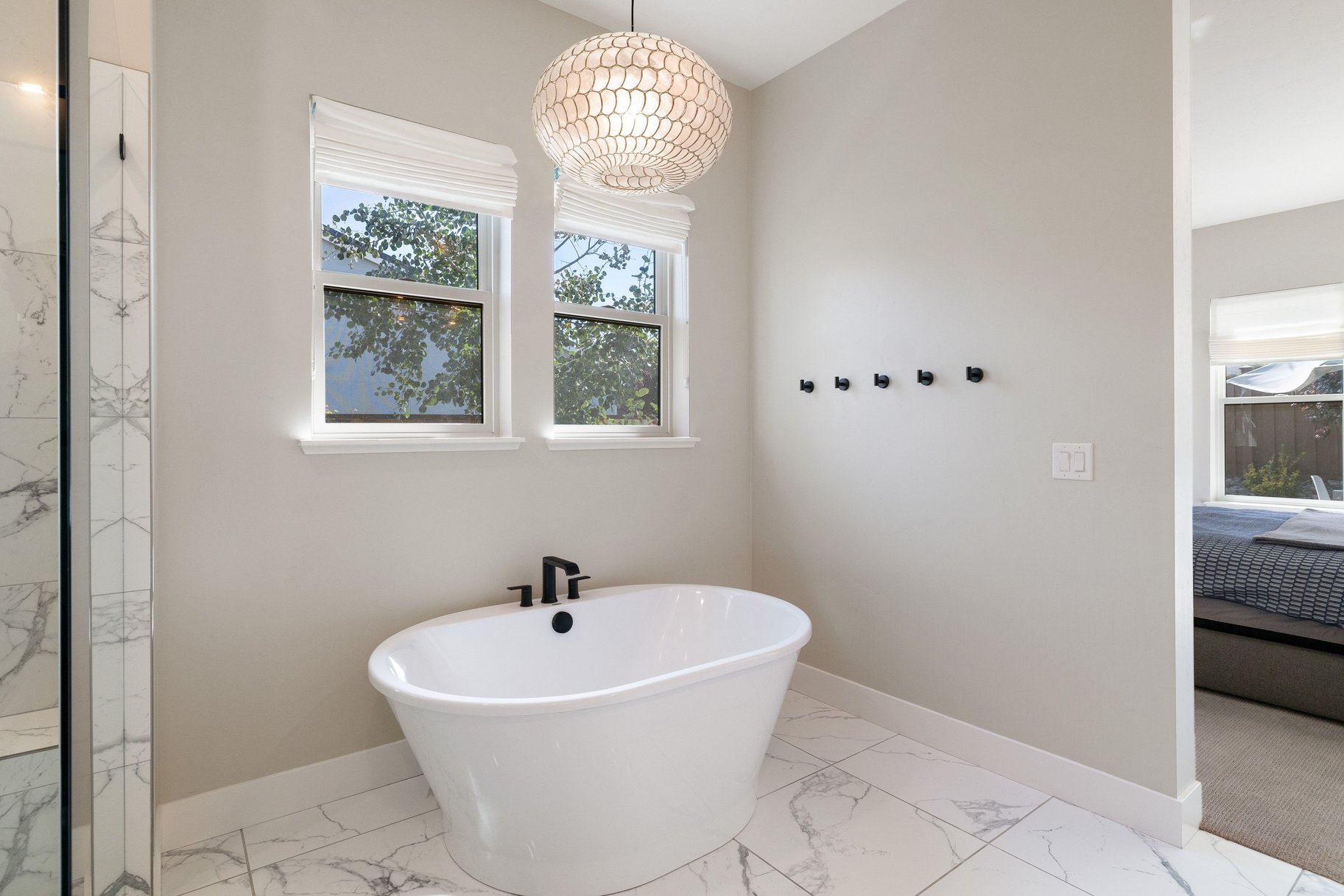  High ceilings, beautiful finishes, and privacy define this modern home - 物件實景