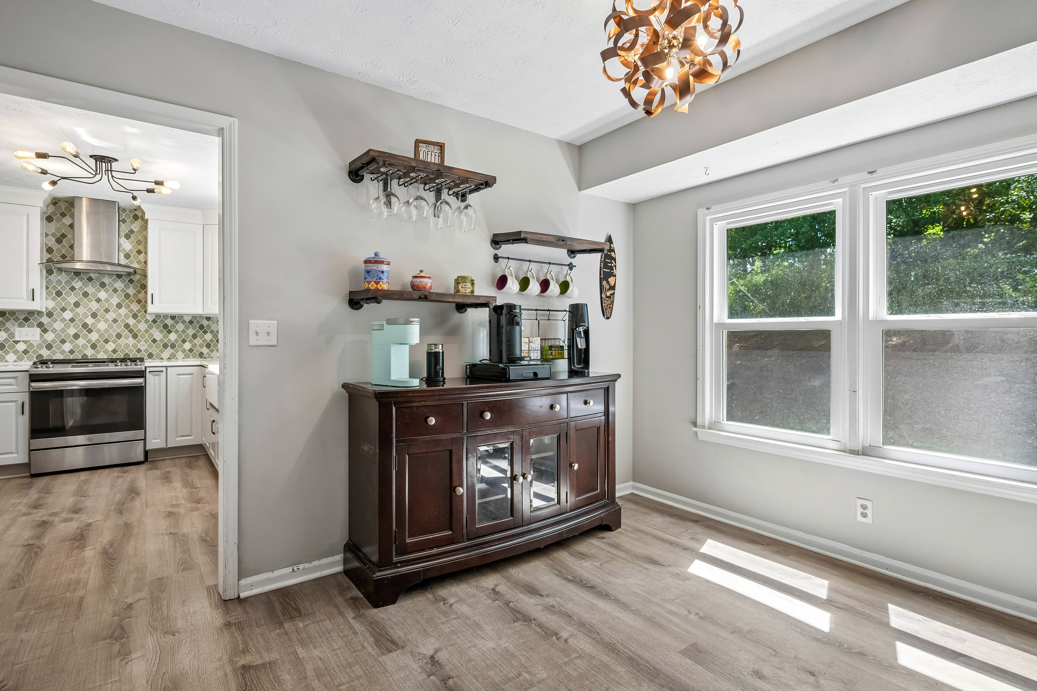  Charming Tudor-style Home Nestled in the Heart of Embry Hills - 物件實景