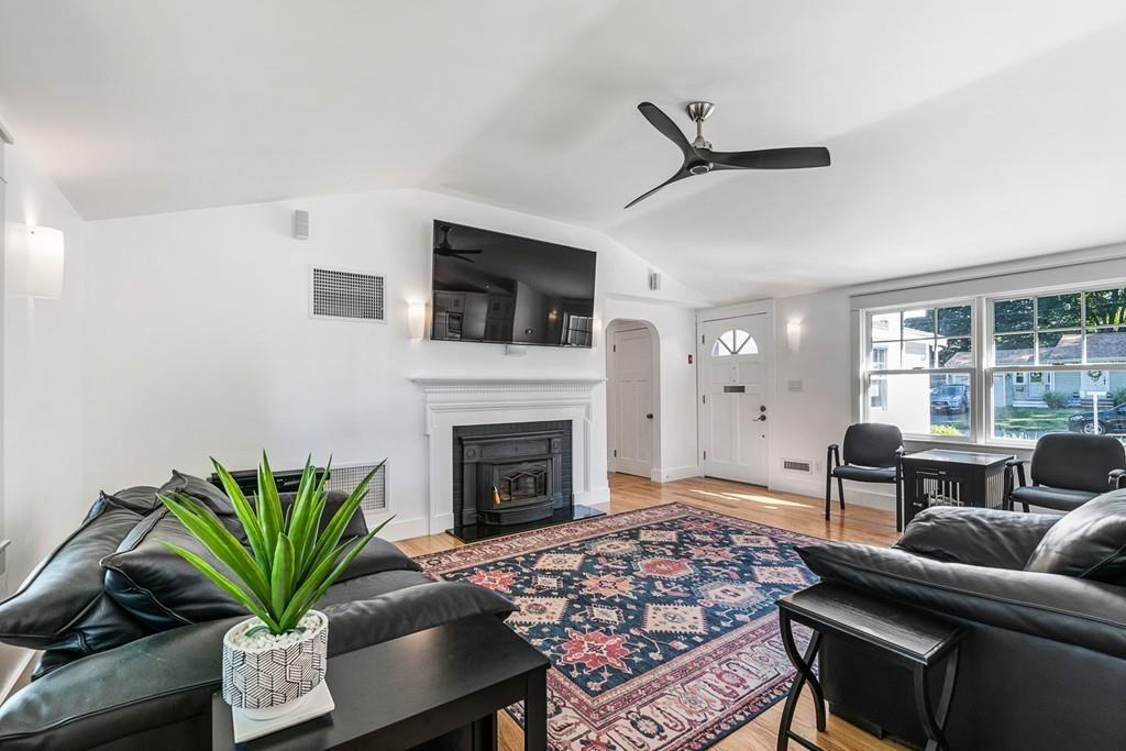Hamilton, Massachusetts, 01982, United States, 2 Bedrooms Bedrooms, ,1 BathroomBathrooms,Residential,For Sale,1921936