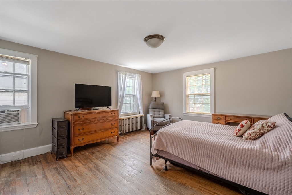 Newton, Massachusetts, 02461, United States, 3 Bedrooms Bedrooms, ,2 BathroomsBathrooms,Residential,For Sale,1934671