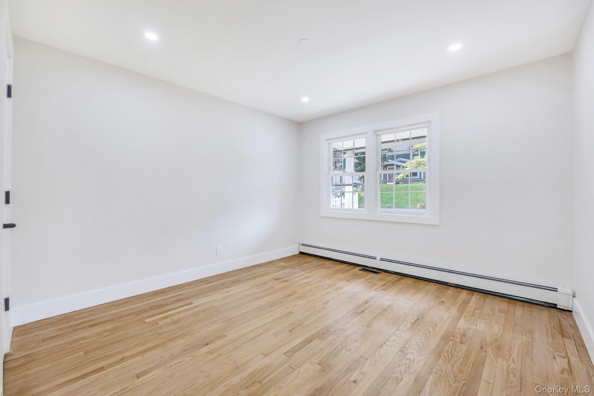 Port Washington, New York, 11050, United States, 3 Bedrooms Bedrooms, ,2 BathroomsBathrooms,Residential,For Sale,1882705