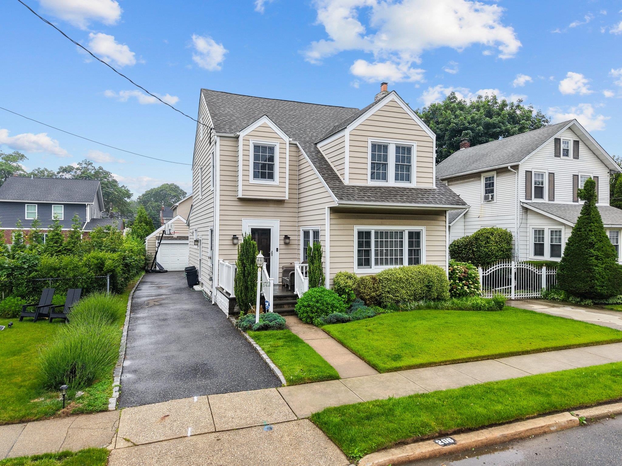 Rockville Centre, New York, 11570, United States, 4 Bedrooms Bedrooms, ,2 BathroomsBathrooms,Residential,For Sale,1928749