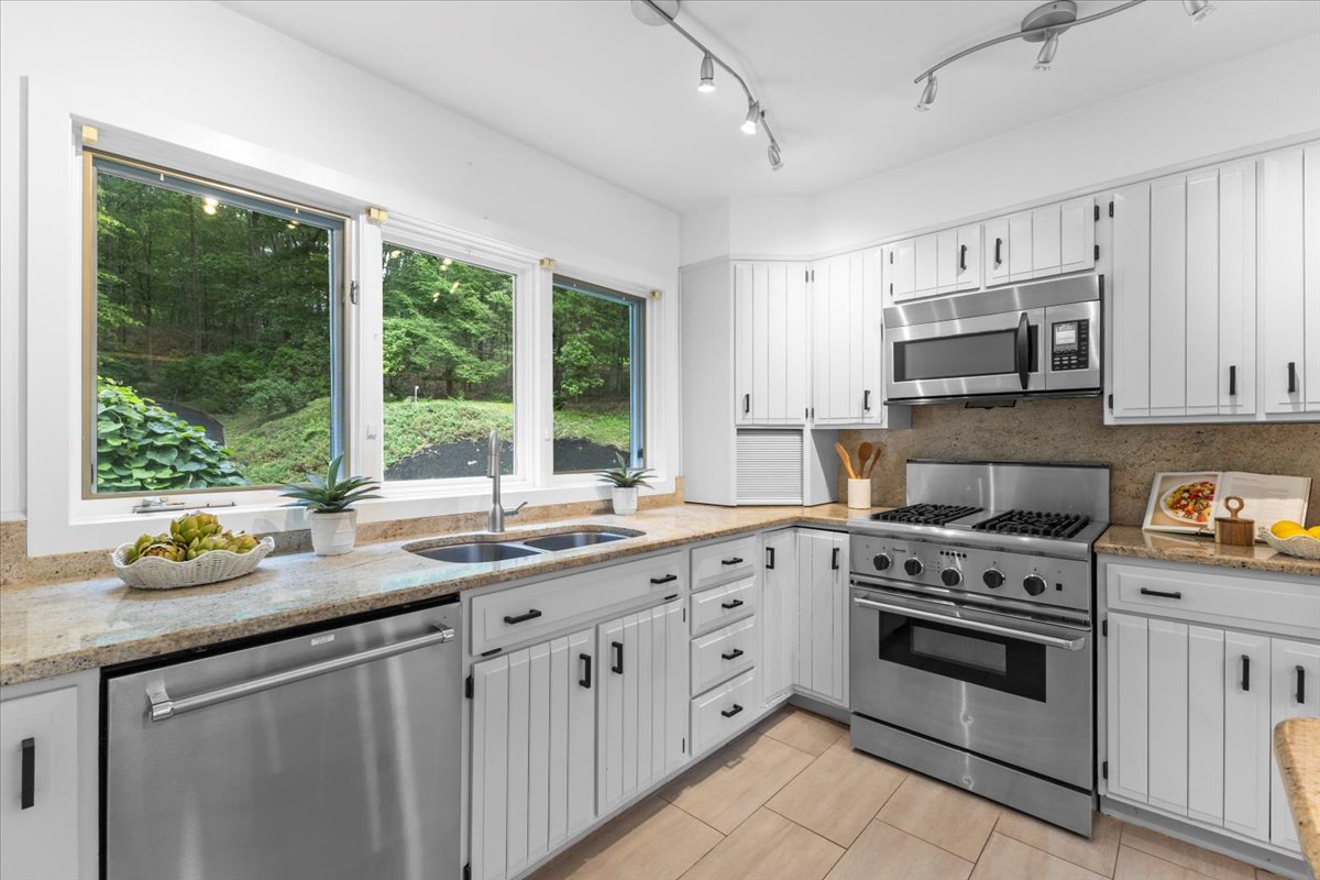 Bernardsville, New Jersey, 07924, United States, 5 Bedrooms Bedrooms, ,6 BathroomsBathrooms,Residential,For Sale,1981424