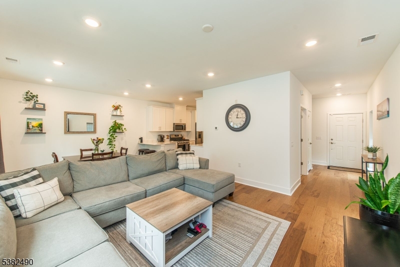 Morris Plains Boro, New Jersey, 07950, United States, 2 Bedrooms Bedrooms, ,3 BathroomsBathrooms,Residential,For Sale,1939204