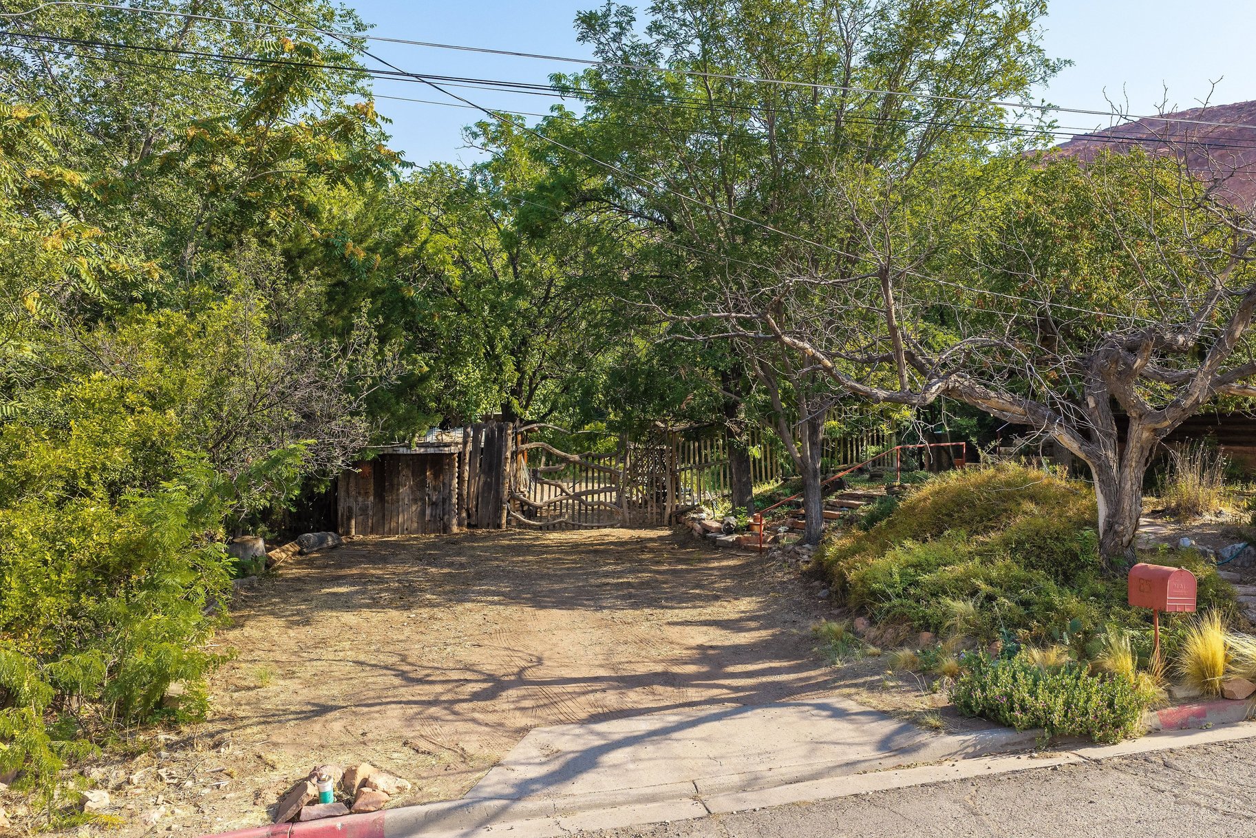  Great Location, Private Backyard & Plenty of Potential - 物件實景