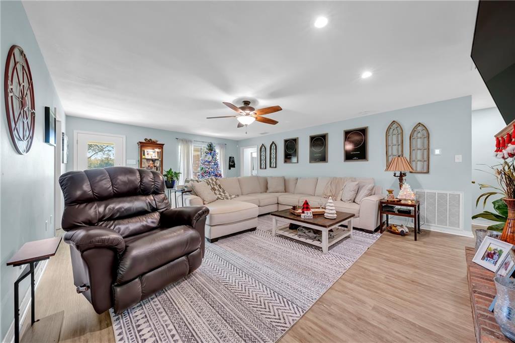 Grand Bay, Alabama, 36541, United States, 5 Bedrooms Bedrooms, ,3 BathroomsBathrooms,Residential,For Sale,2000990