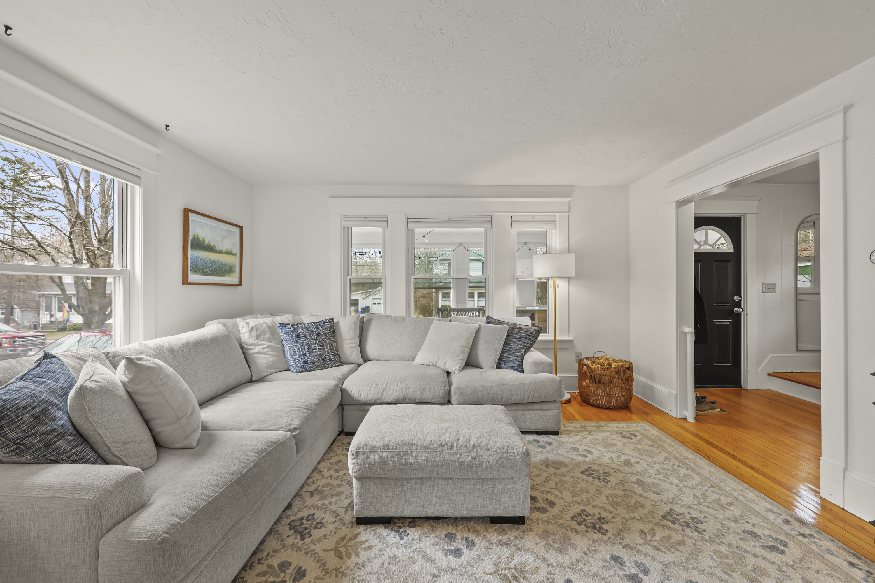  Sunlit, Well-Kept Home with Easy Flow and Quiet Setting - 物件實景