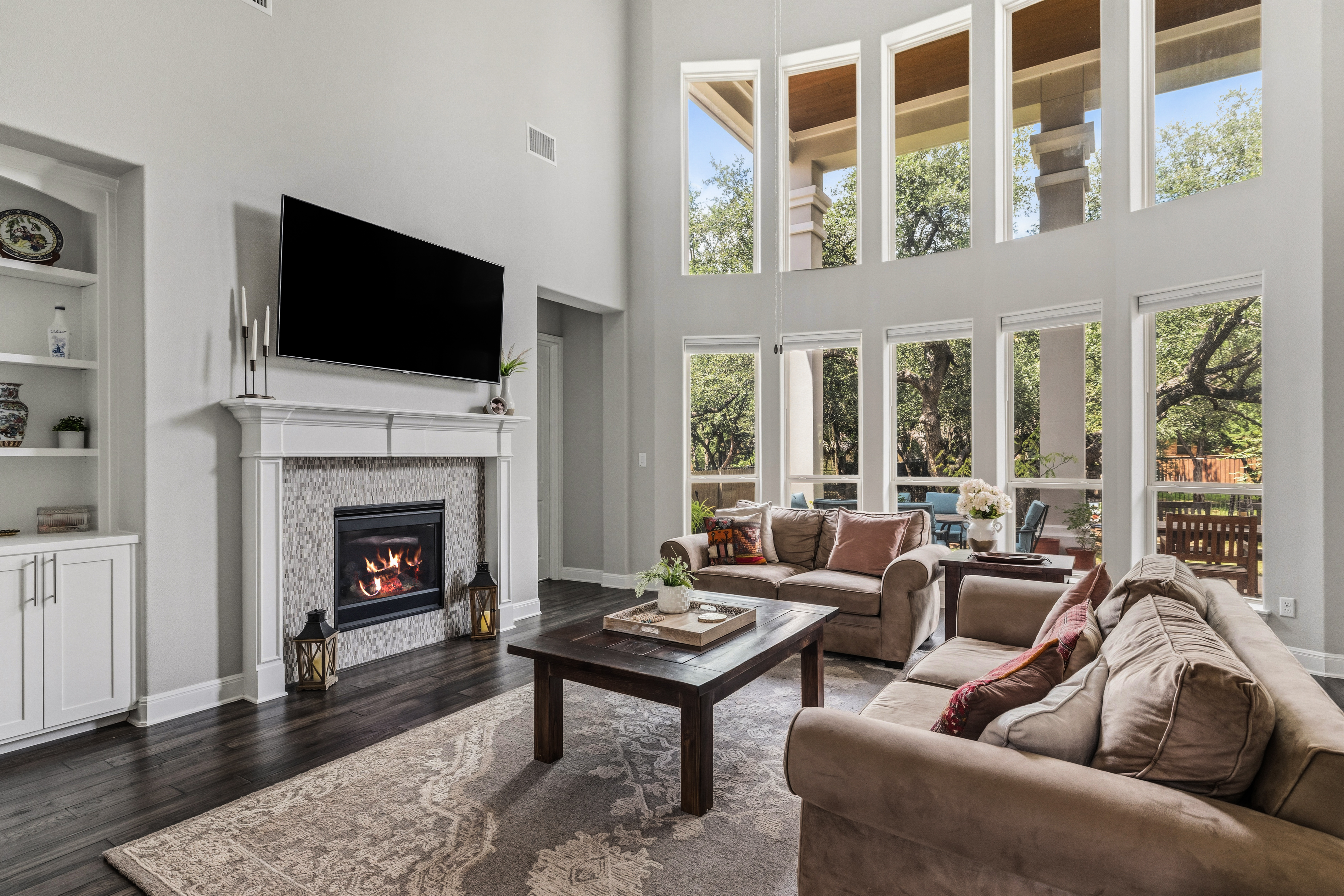  Private Greenbelt Retreat with Dual Main-Floor Suites - 物件實景