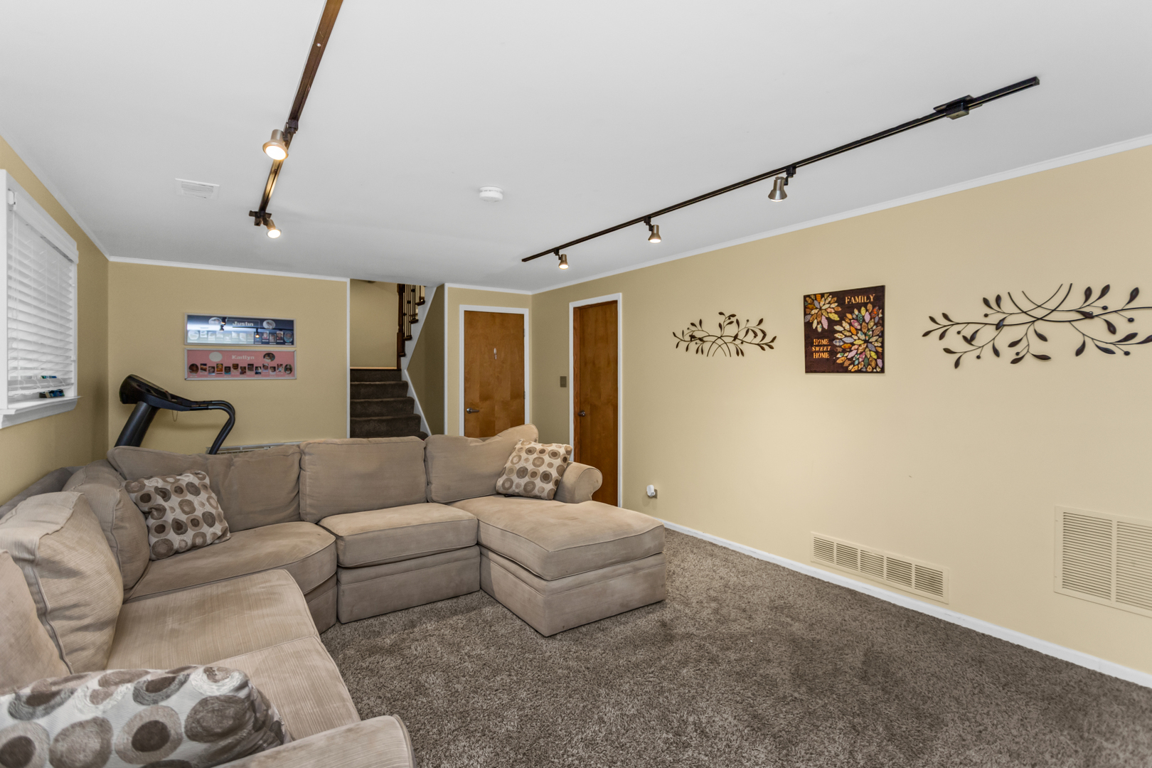 Glenview, Illinois, 60025, United States, 4 Bedrooms Bedrooms, ,3 BathroomsBathrooms,Residential,For Sale,1927417
