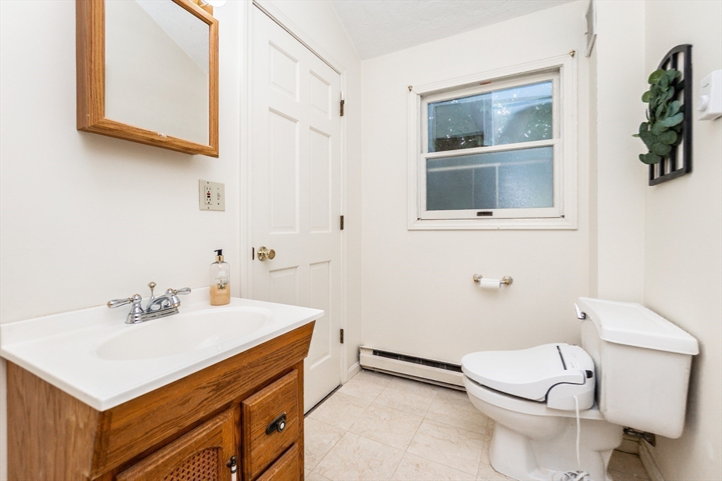 Wakefield, Massachusetts, 01880, United States, 4 Bedrooms Bedrooms, ,2 BathroomsBathrooms,Residential,For Sale,1976836