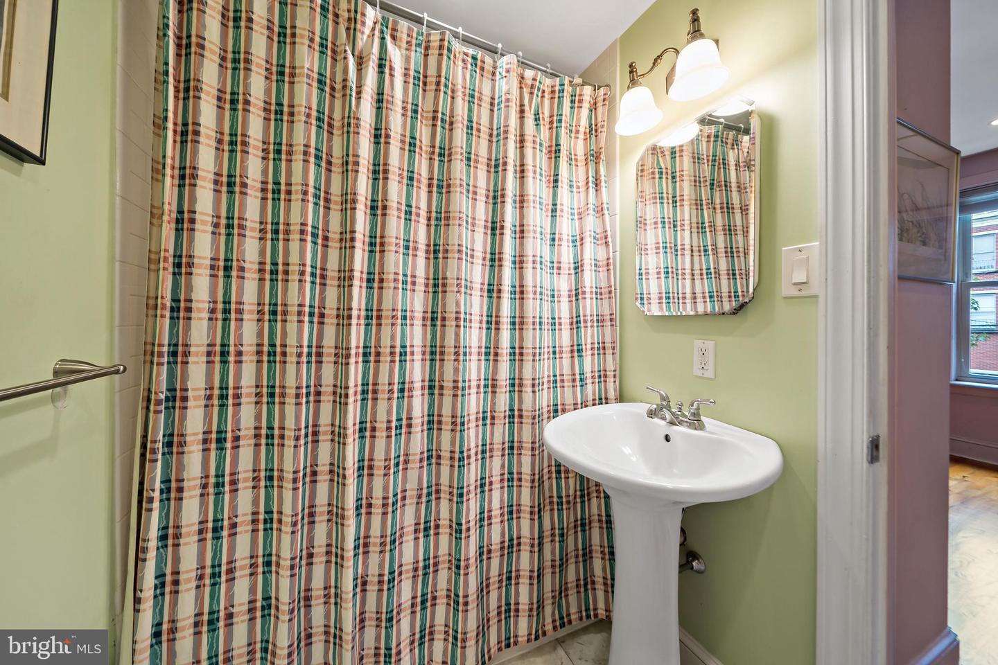Philadelphia, Pennsylvania, 19130, United States, 3 Bedrooms Bedrooms, ,5 BathroomsBathrooms,Residential,For Sale,1908889