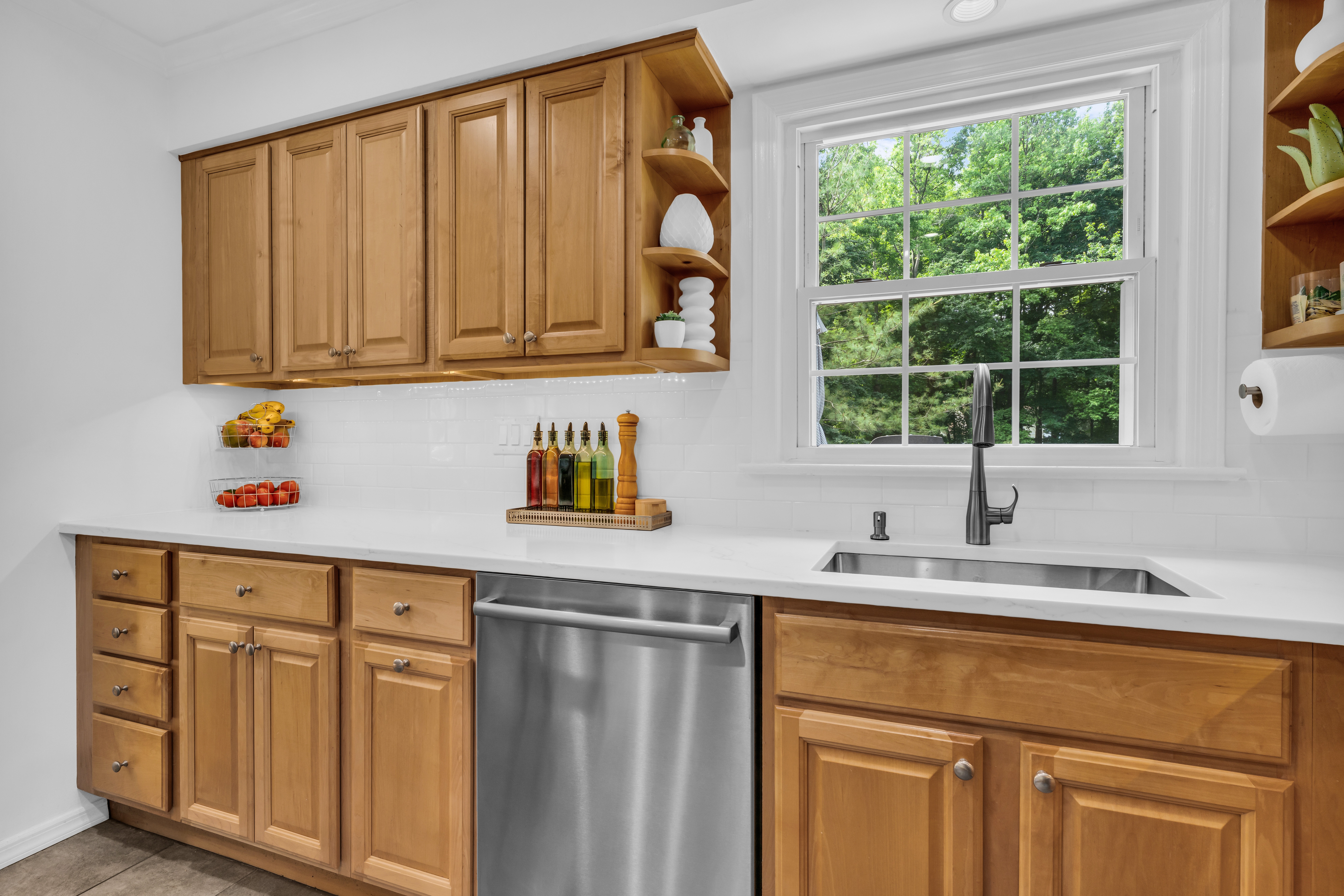  Beautiful Updated Bi-Level Home - 840 Nutswamp Road, Red Bank - 物件實景