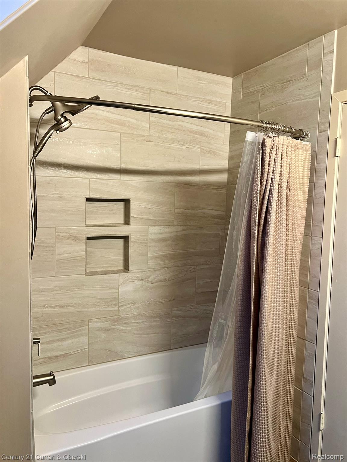 Jackson, Michigan, 49201, United States, 3 Bedrooms Bedrooms, ,3 BathroomsBathrooms,Residential,For Sale,1981223