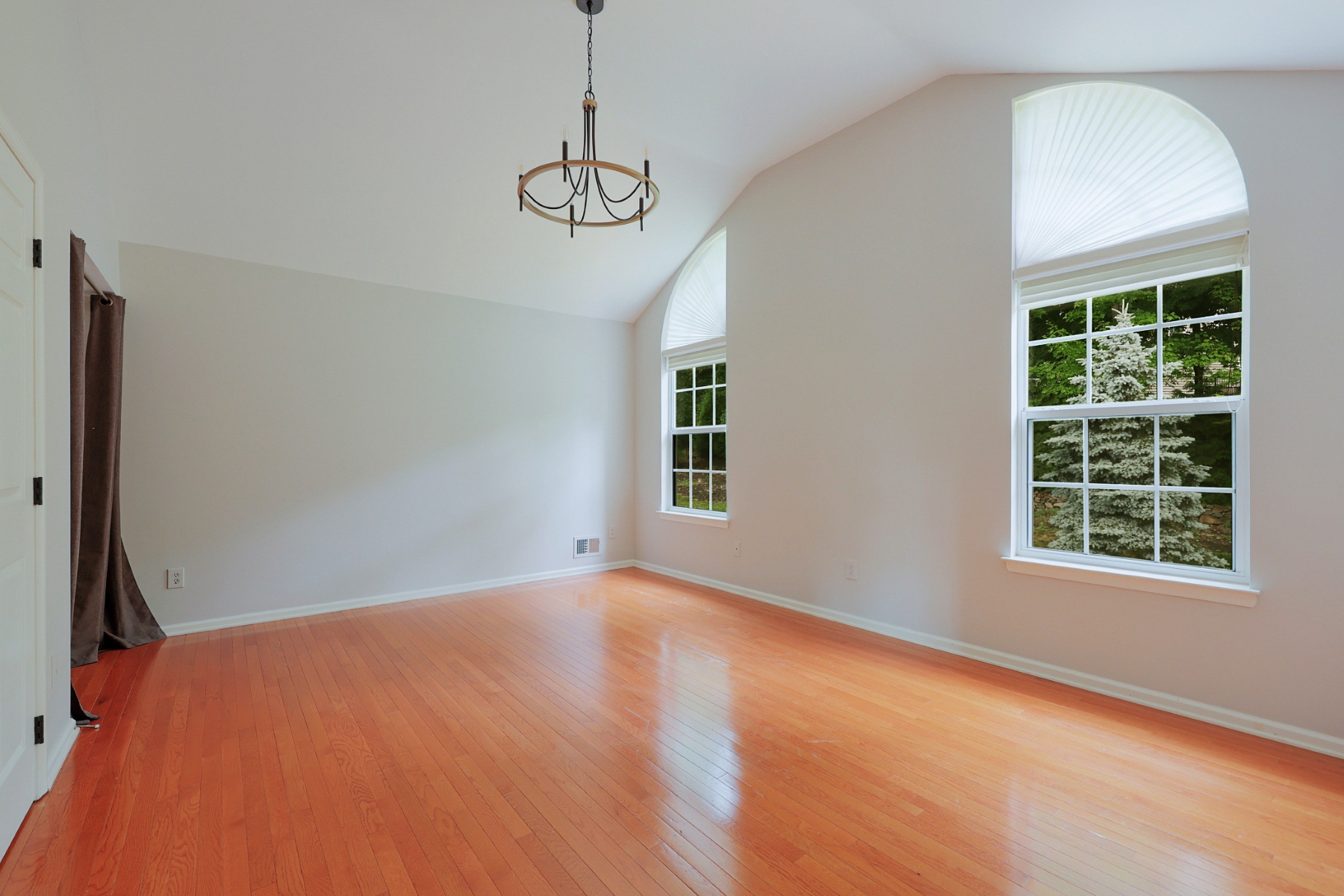  ?Carlisle? Classic Colonial Offers Timeless Charm with Modern Updates - 物件實景