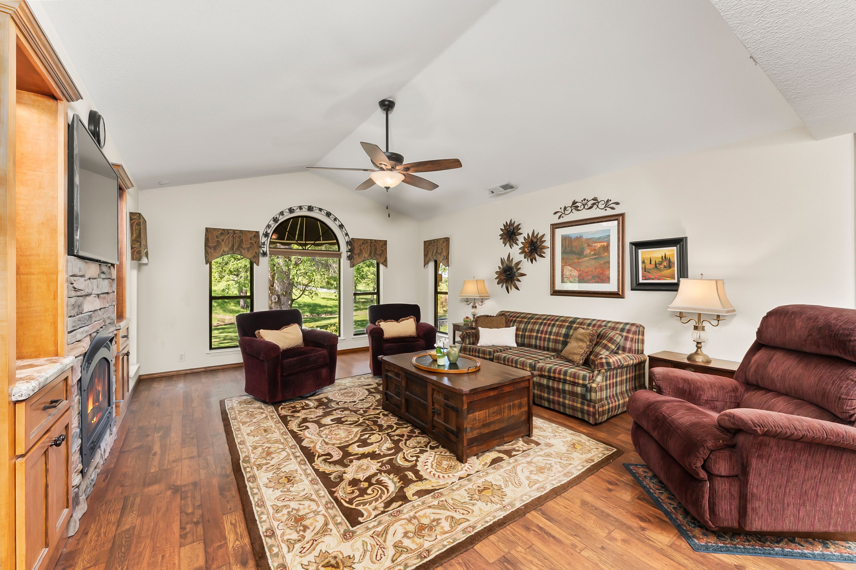  21 Acres - Gated - Renovated - 物件實景