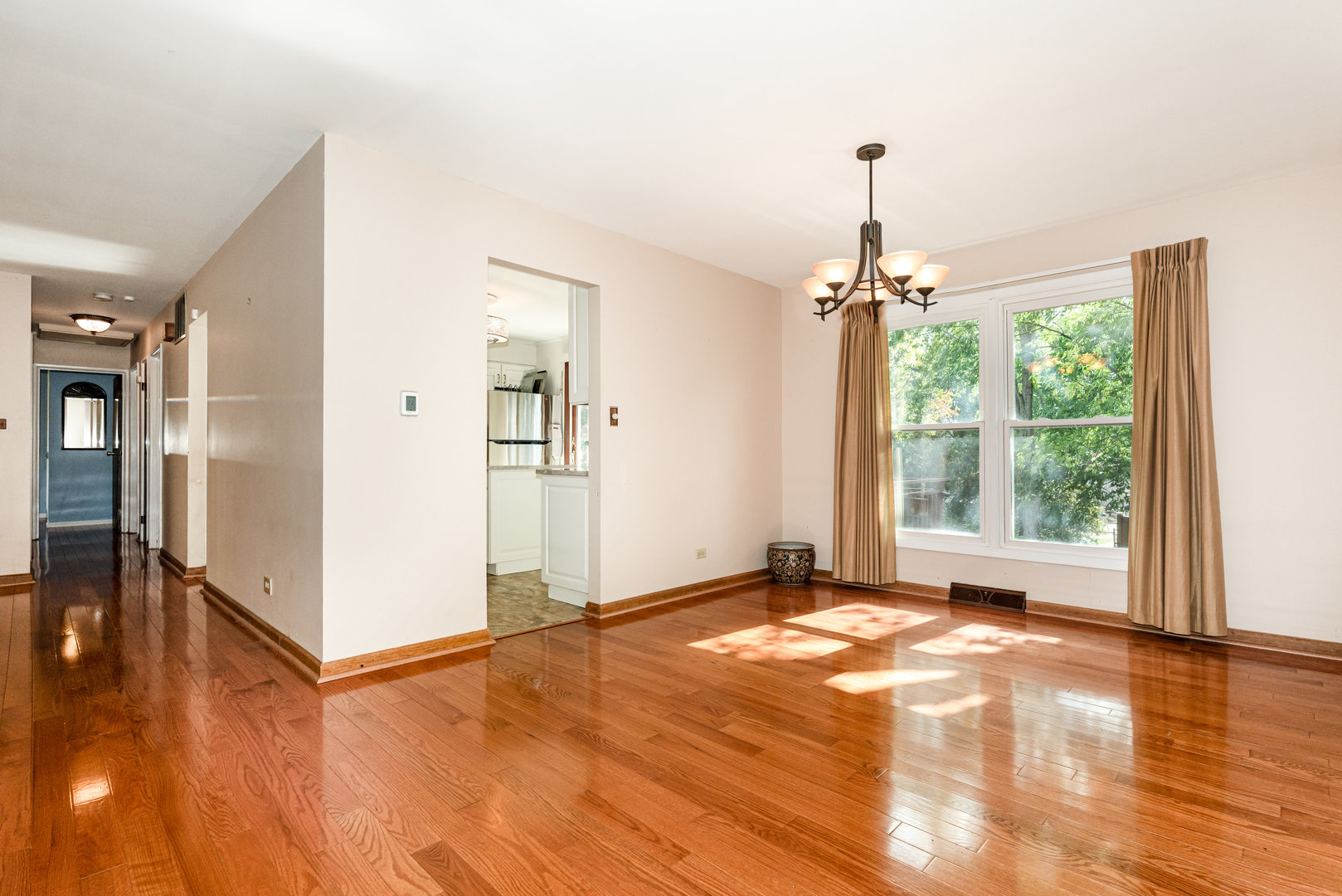 Hoffman Estates, Illinois, 60192, United States, 4 Bedrooms Bedrooms, ,3 BathroomsBathrooms,Residential,For Sale,1961387