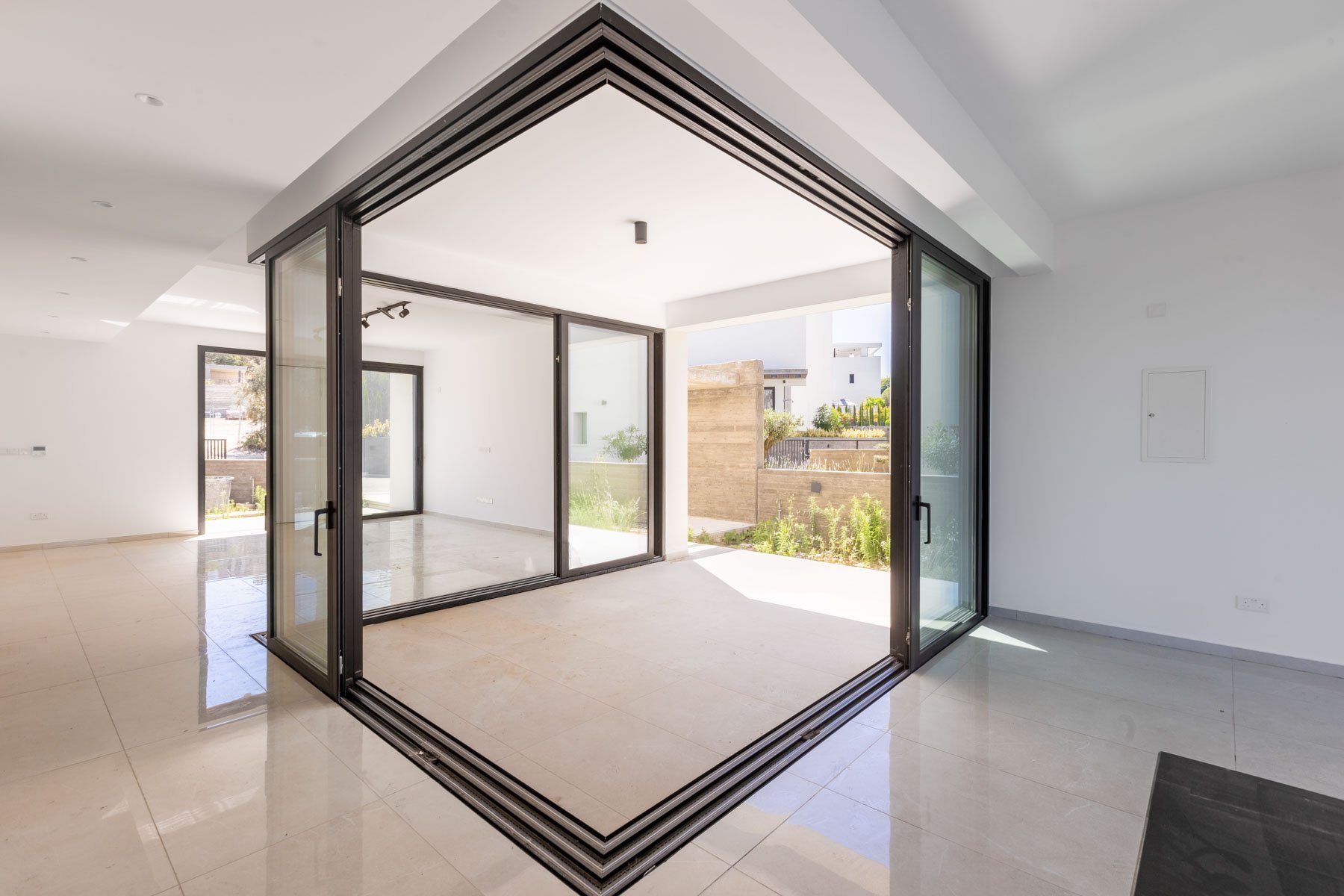  Three-Bedroom Villa with Rooftop Sea Views in a Gated Complex in Chlorakas - 物件實景