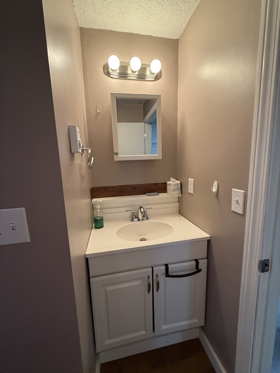 North Attleboro, Massachusetts, 02760, United States, 4 Bedrooms Bedrooms, ,2 BathroomsBathrooms,Residential,For Sale,1988350