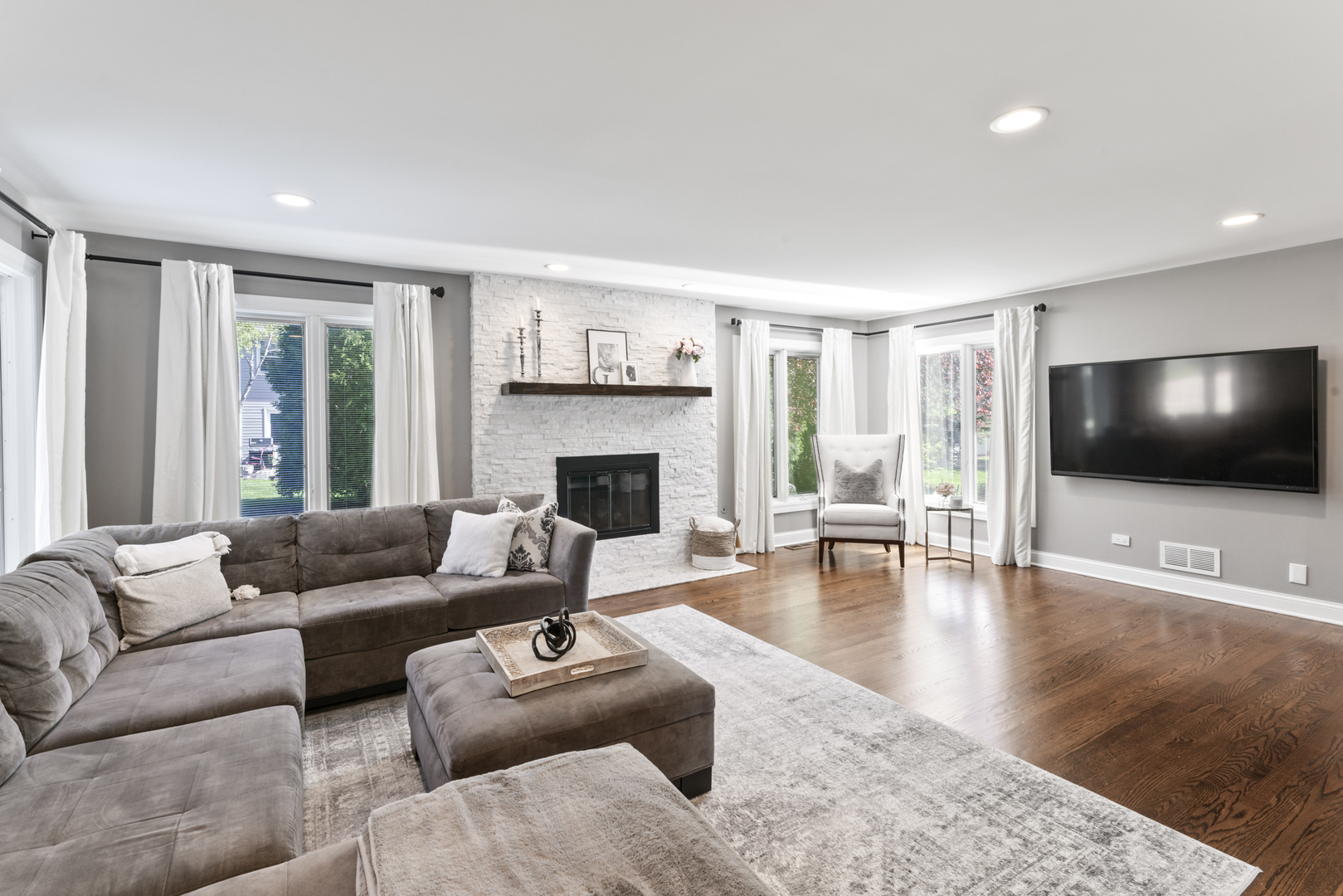 Palatine, Illinois, 60067, United States, 4 Bedrooms Bedrooms, ,4 BathroomsBathrooms,Residential,For Sale,1921870