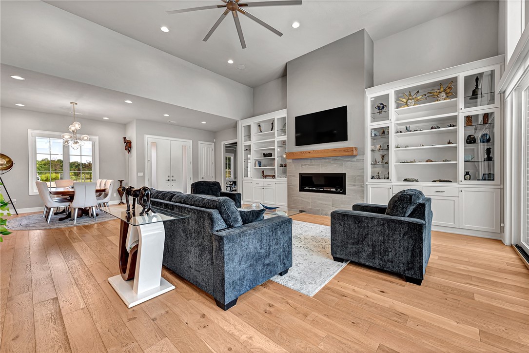 Bentonville, Arkansas, 72713, United States, 4 Bedrooms Bedrooms, ,5 BathroomsBathrooms,Residential,For Sale,1950806
