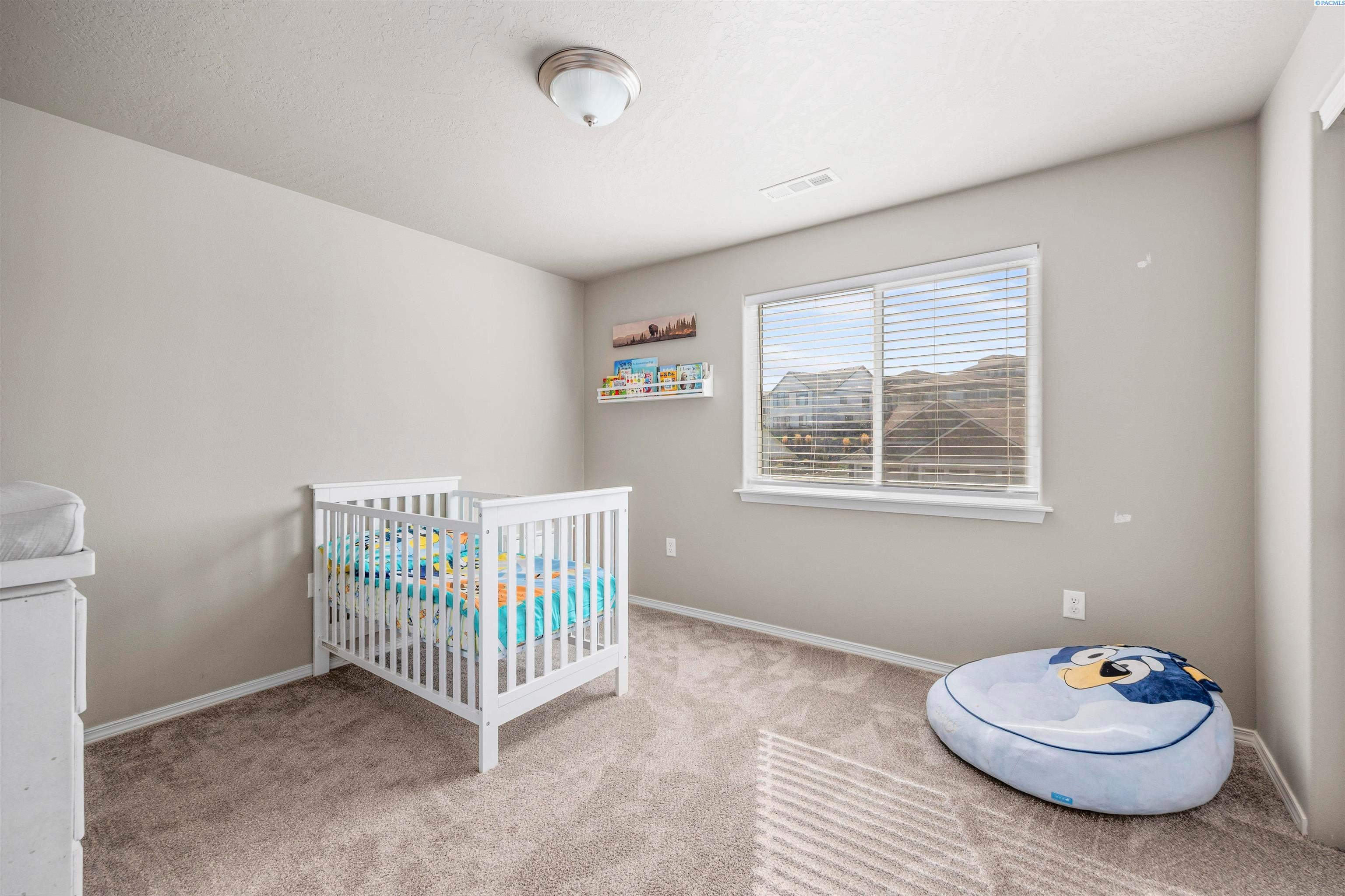 Kennewick, Washington, 99338, United States, 5 Bedrooms Bedrooms, ,3 BathroomsBathrooms,Residential,For Sale,1914232