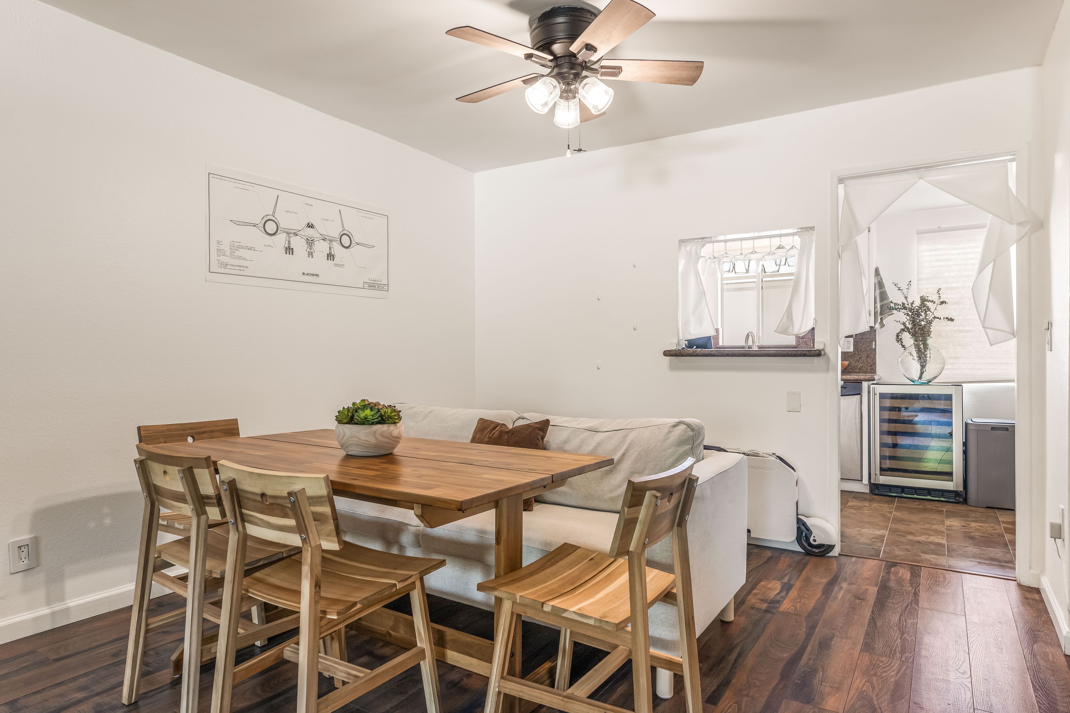  2320 S Bentley Ave - 物件實景
