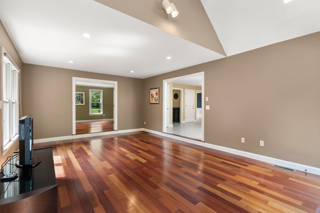 Westborough, Massachusetts, 01581, United States, 4 Bedrooms Bedrooms, ,4 BathroomsBathrooms,Residential,For Sale,1986469