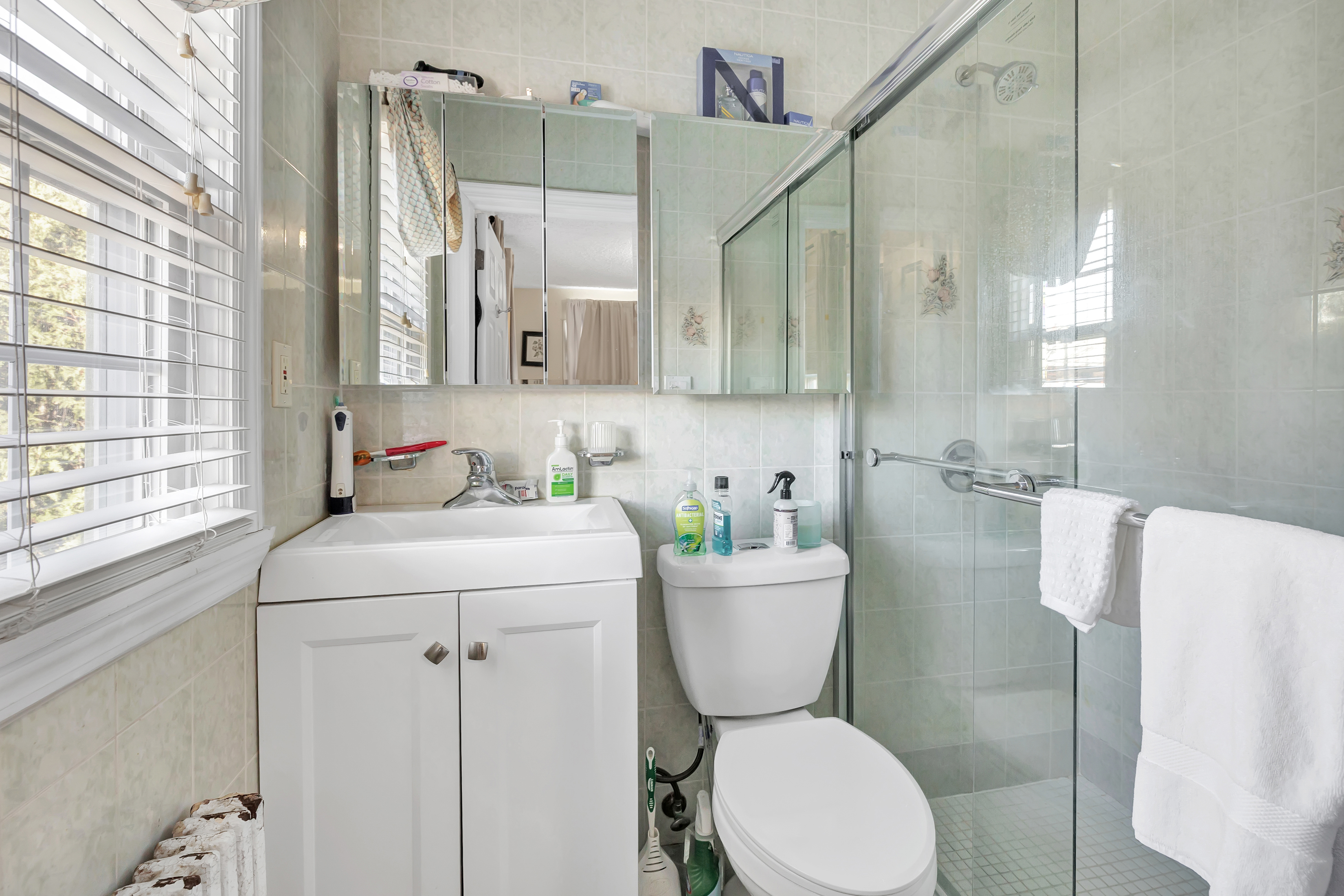 Stratford, Connecticut, 06614, United States, 4 Bedrooms Bedrooms, ,4 BathroomsBathrooms,Residential,For Sale,1996522