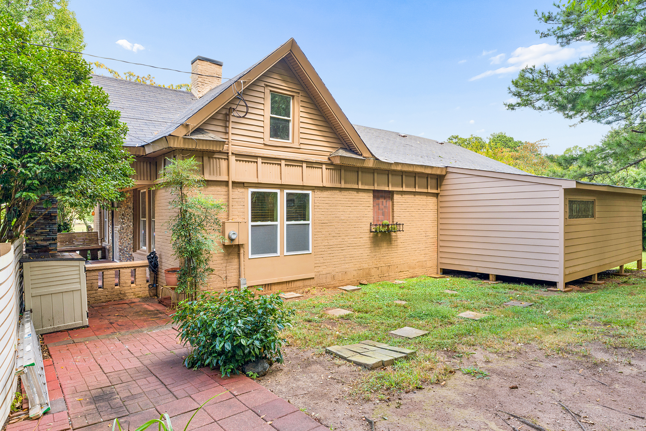  Charming Bungalow Offers Flexible Living Spaces and Impressive 0.6+/- Acre Lot - 物件實景