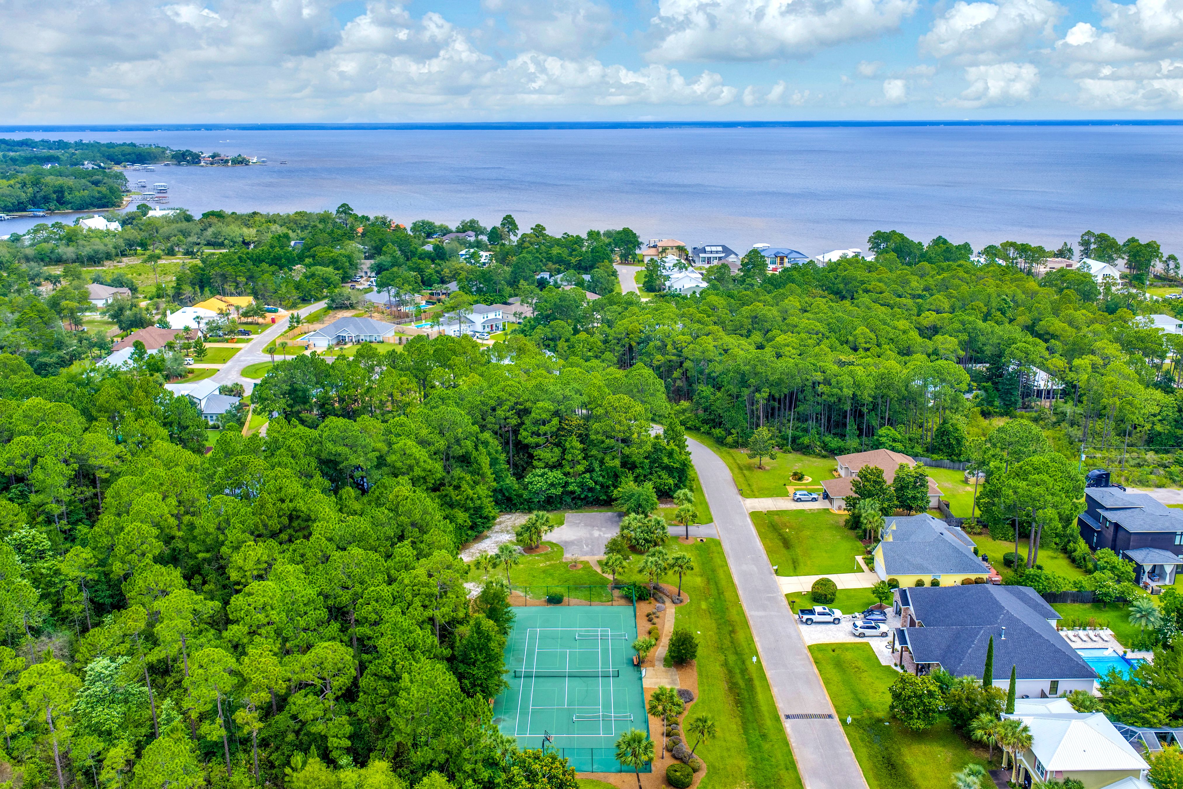  Move-In Ready Brick Home with Spacious Fenced Backyard Near the Bay - 物件實景