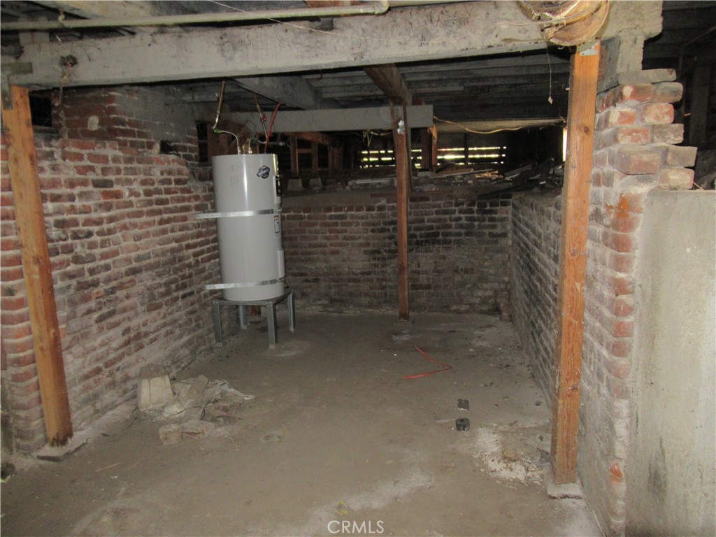 Los Angeles, California, 90018, United States, 4 Bedrooms Bedrooms, ,2 BathroomsBathrooms,Residential,For Sale,1941625