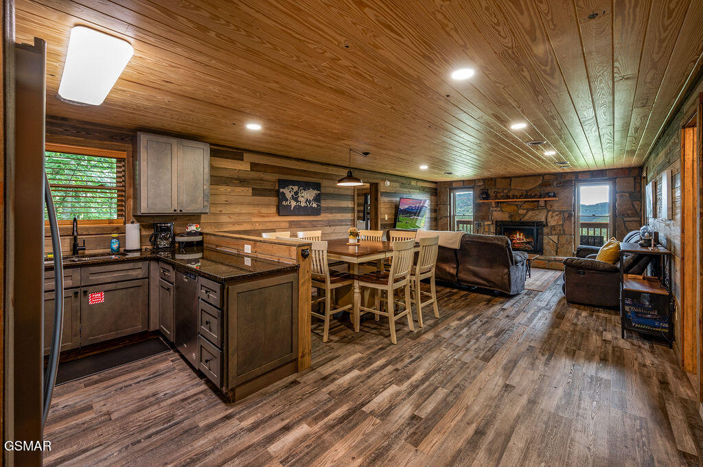 Sevierville, Tennessee, 37876, United States, 4 Bedrooms Bedrooms, ,6 BathroomsBathrooms,Residential,For Sale,2008845