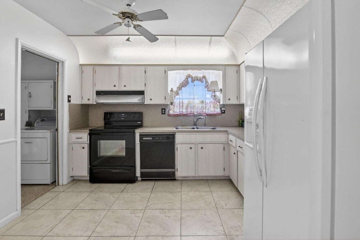 Pembroke Pines, Florida, 33024, United States, 3 Bedrooms Bedrooms, ,2 BathroomsBathrooms,Residential,For Sale,2005979