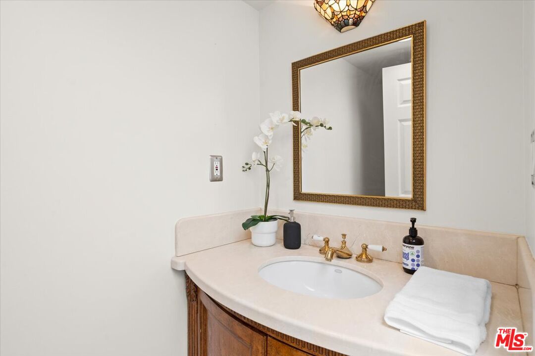Los Angeles, California, 90049, United States, 3 Bedrooms Bedrooms, ,3 BathroomsBathrooms,Residential,For Sale,1908650