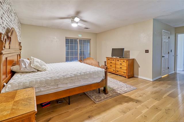 Eufaula, Oklahoma, 74432, United States, 3 Bedrooms Bedrooms, ,3 BathroomsBathrooms,Residential,For Sale,1987326