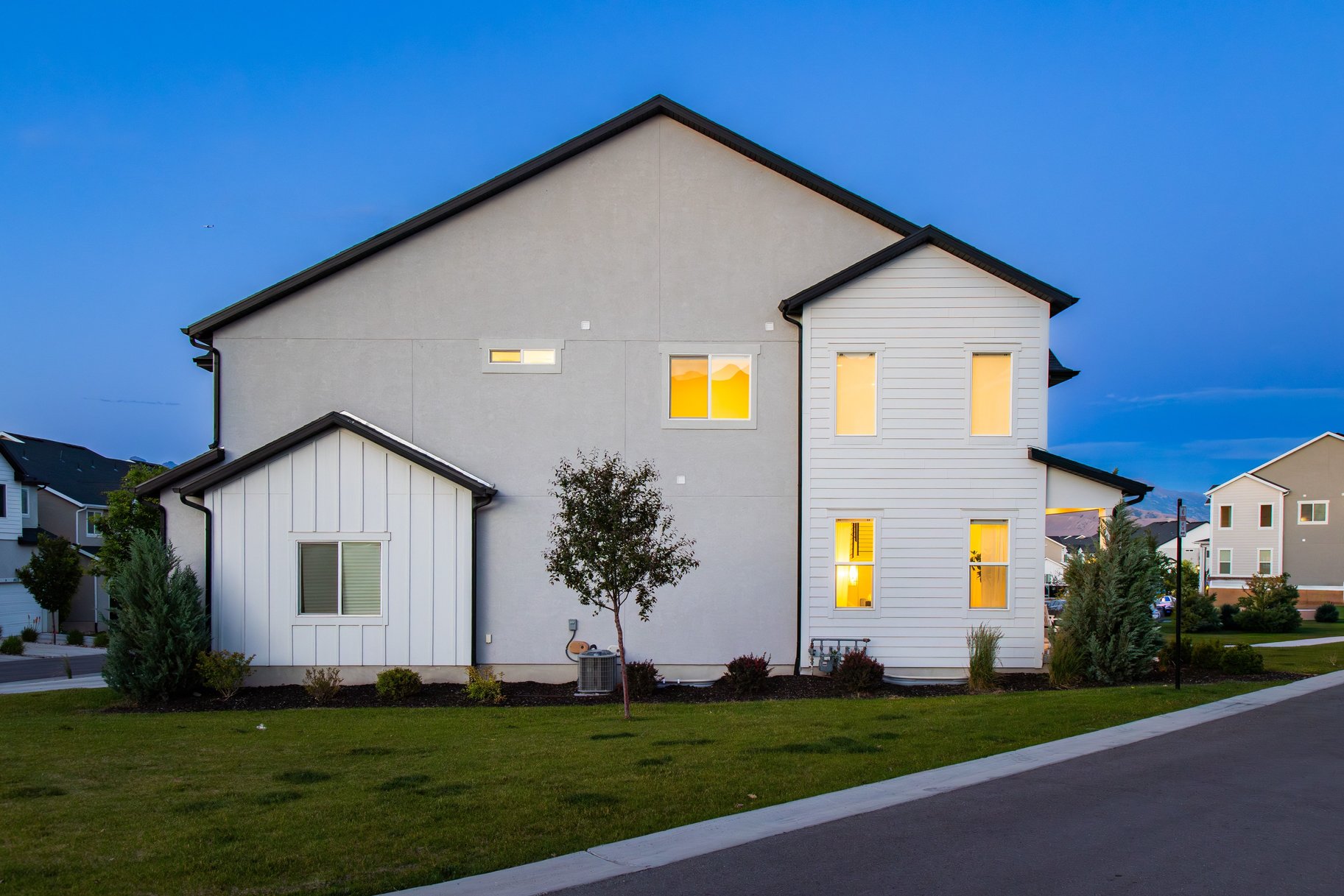  Stylish End-Unit Townhome - 物件實景