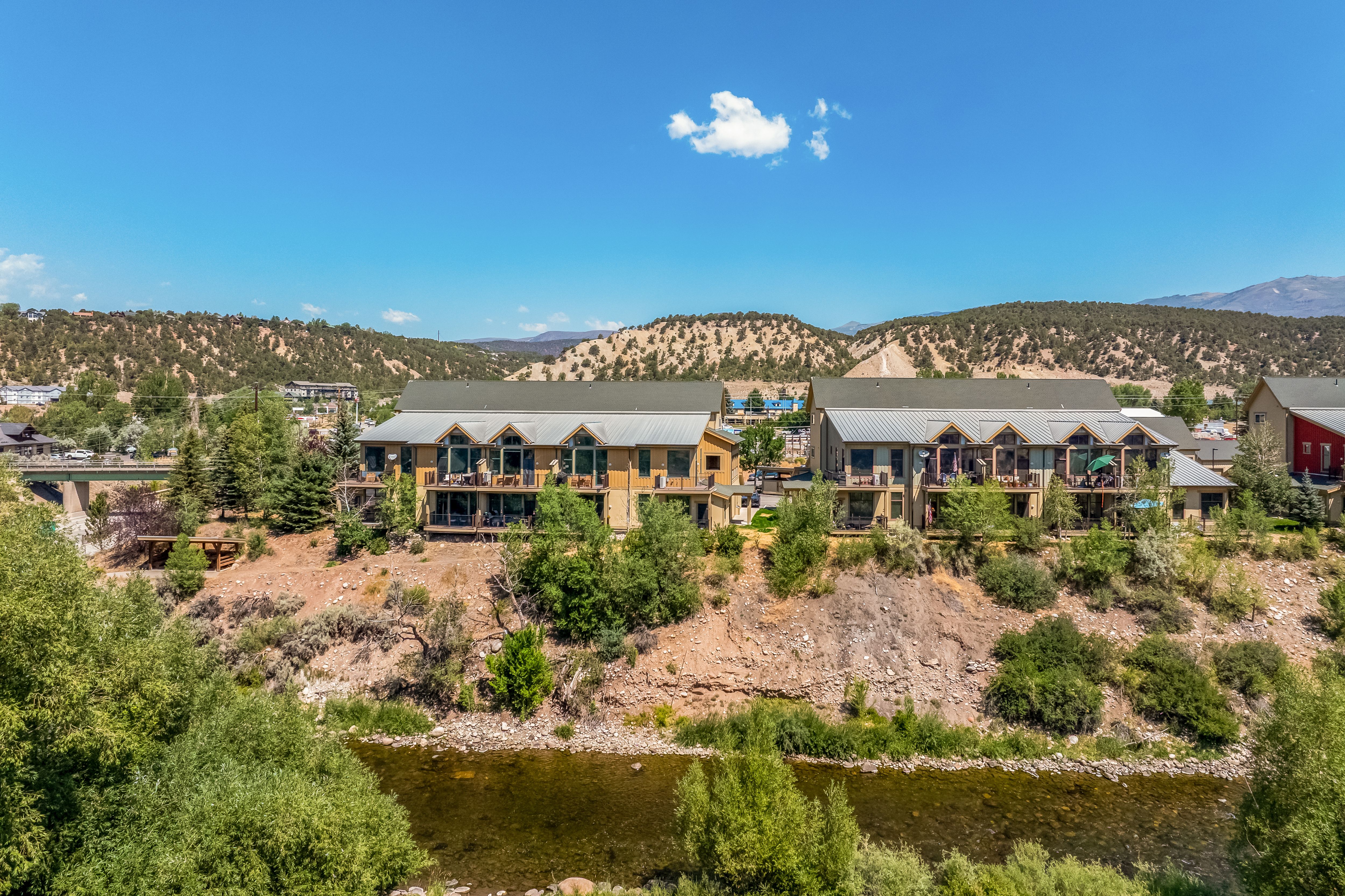  Riverfront Living on the Banks of the Eagle River - 物件實景